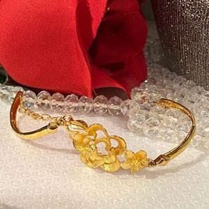 gorgeous golden braclete